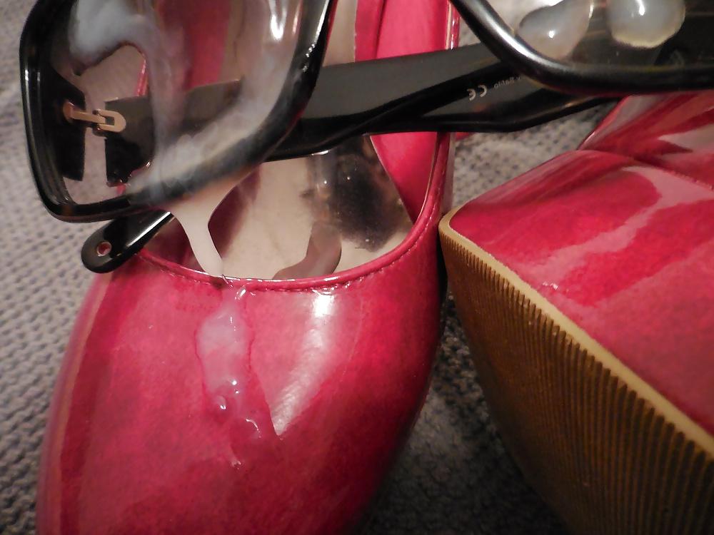 18P Big cumshot on her red High Heels and her sunglasses
