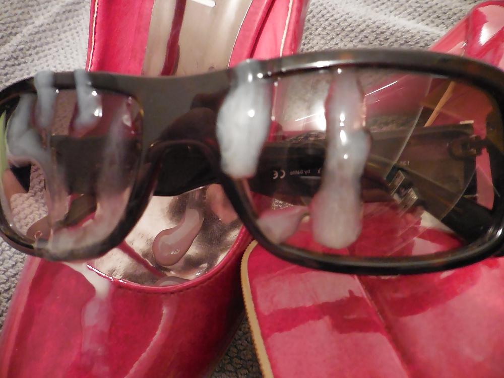18P Big cumshot on her red High Heels and her sunglasses