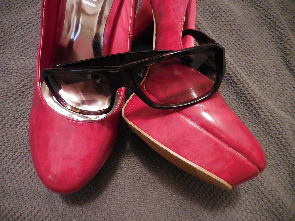 18P Big cumshot on her red High Heels and her sunglasses