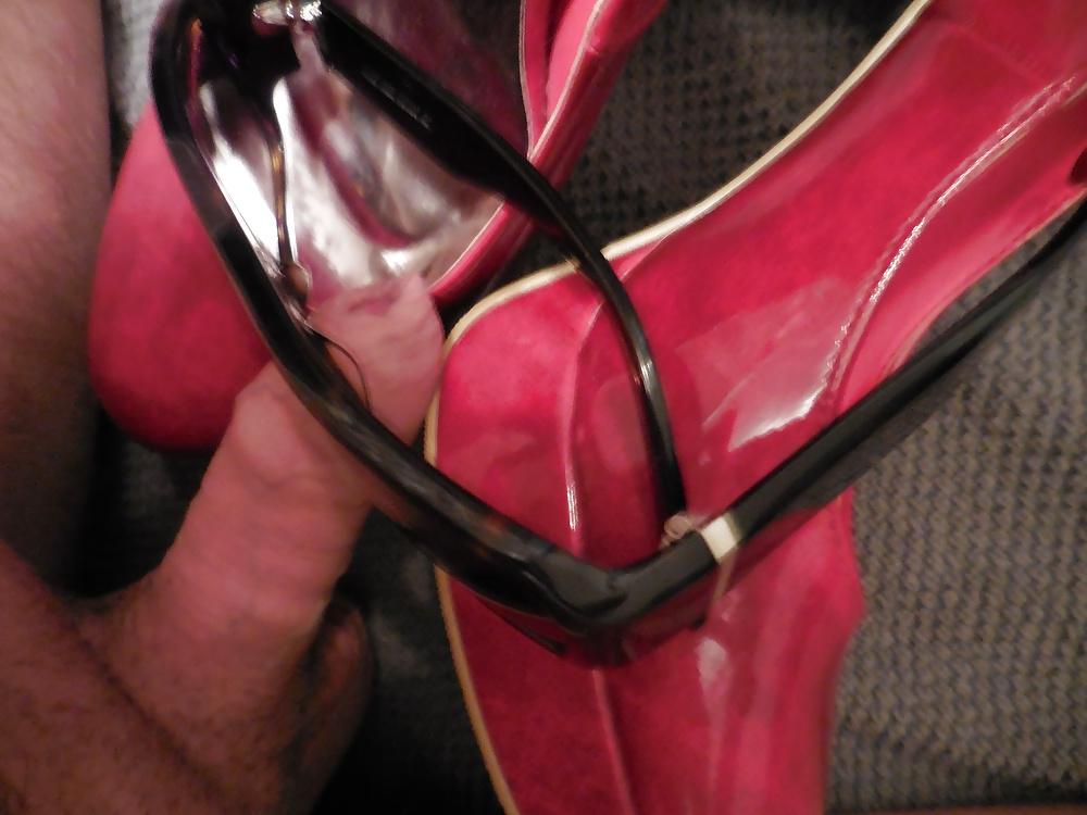 18P Big cumshot on her red High Heels and her sunglasses