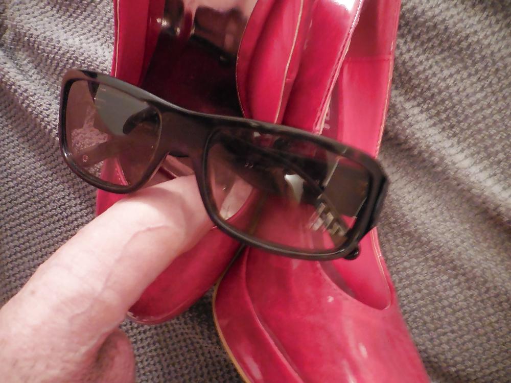 18P Big cumshot on her red High Heels and her sunglasses