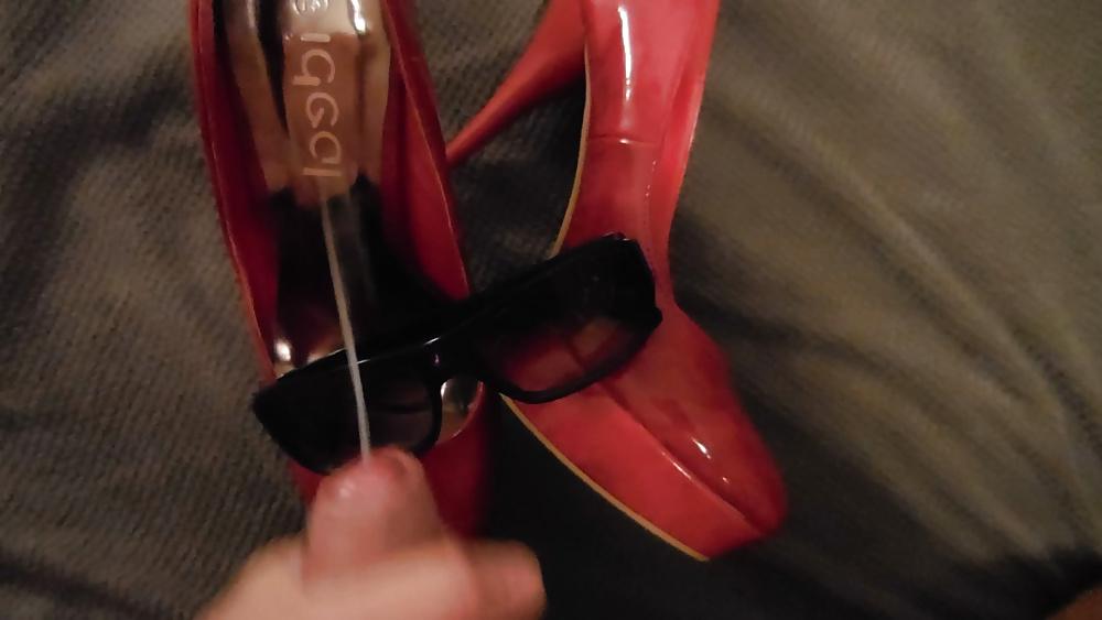 18P Big cumshot on her red High Heels and her sunglasses