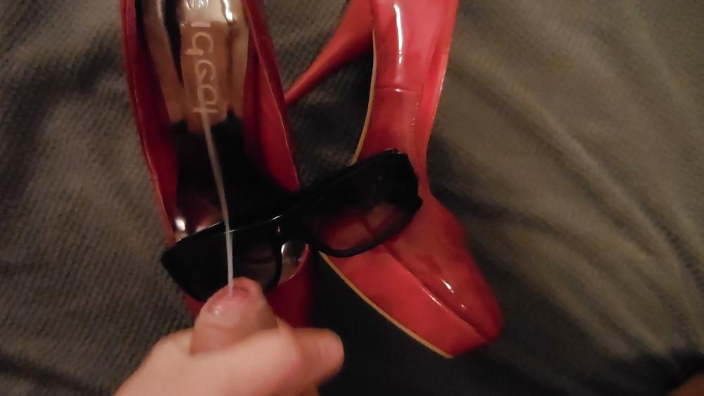 18P Big cumshot on her red High Heels and her sunglasses