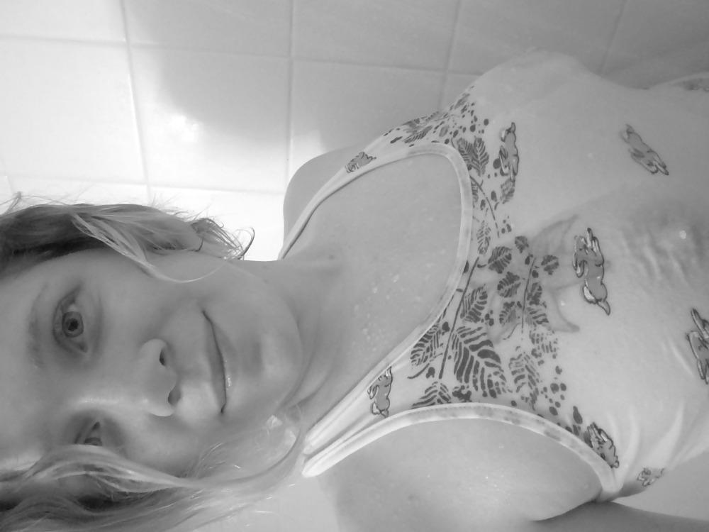 19P Baby's wet t-shirt contest in the shower