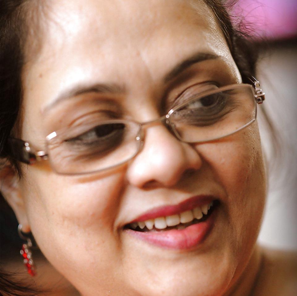 21P Hot desi moms