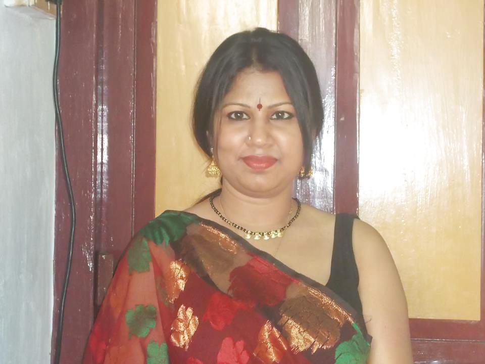 21P Hot desi moms