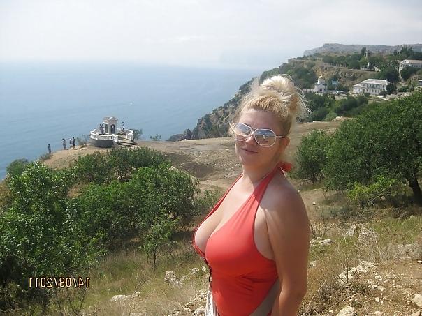 20P Busty Russian Woman 2042