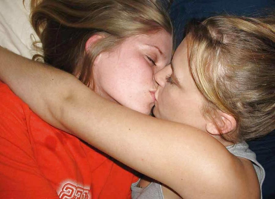 11P KISSING GIRLS 1