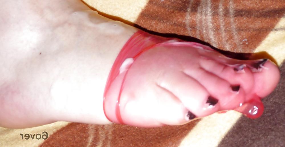 13P Mit Sperma gefuelltes Condom am Fuss von 6over