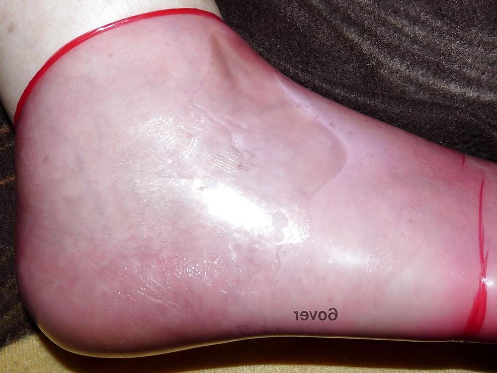 13P Mit Sperma gefuelltes Condom am Fuss von 6over