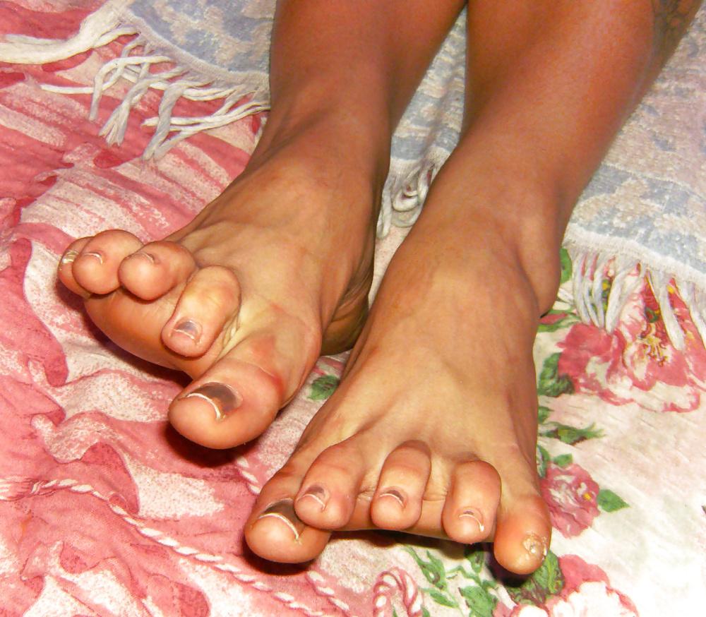 11P Marta 's Feet - Foot model spreads curls her flexible toes