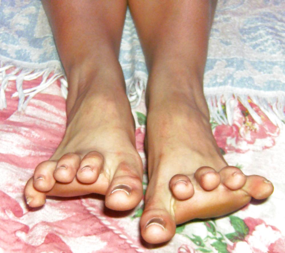 11P Marta 's Feet - Foot model spreads curls her flexible toes