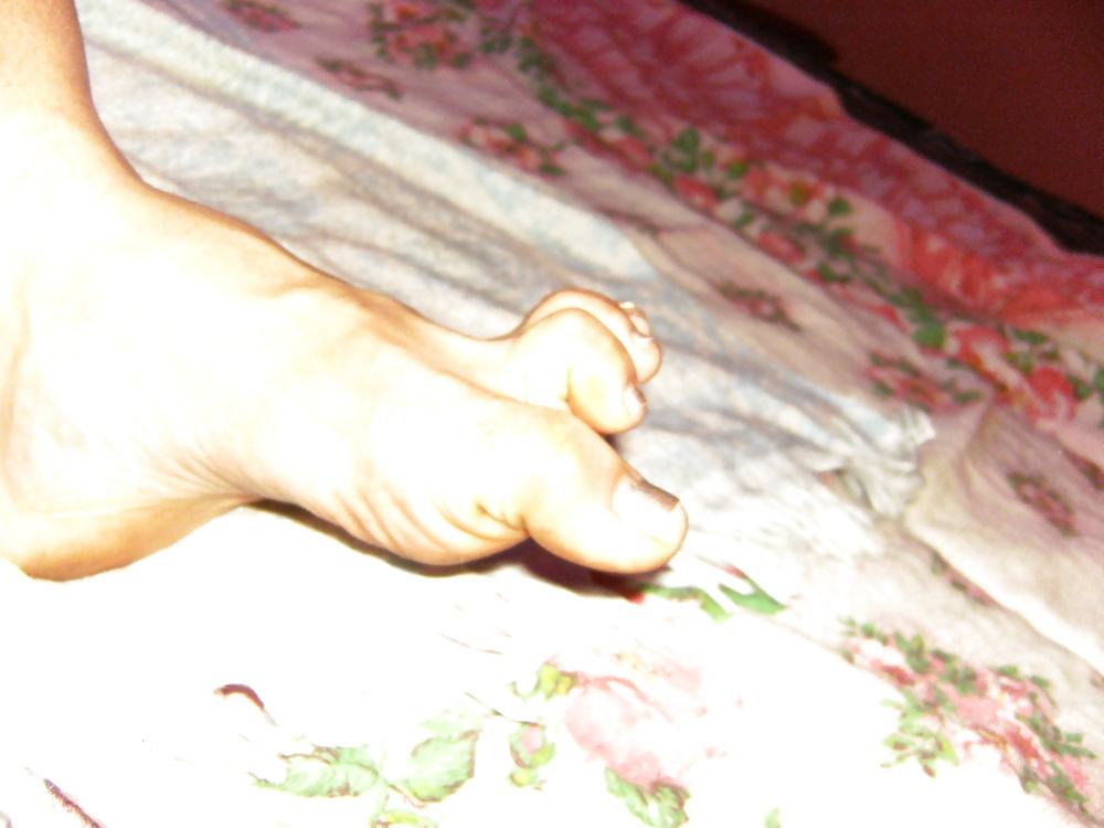 11P Marta 's Feet - Foot model spreads curls her flexible toes