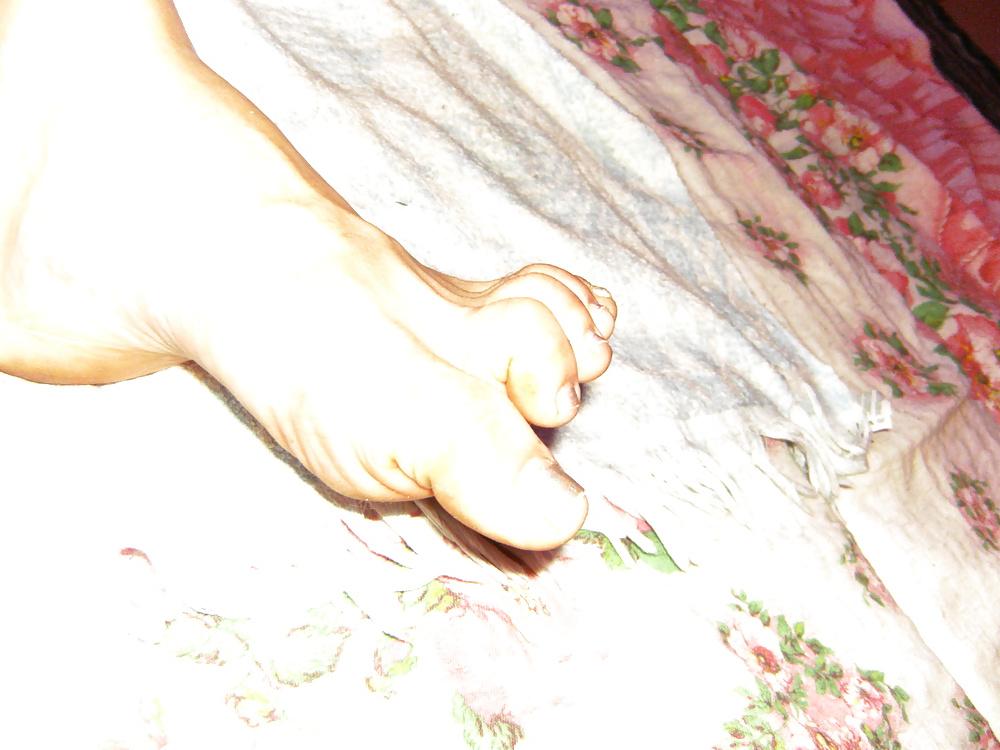 11P Marta 's Feet - Foot model spreads curls her flexible toes