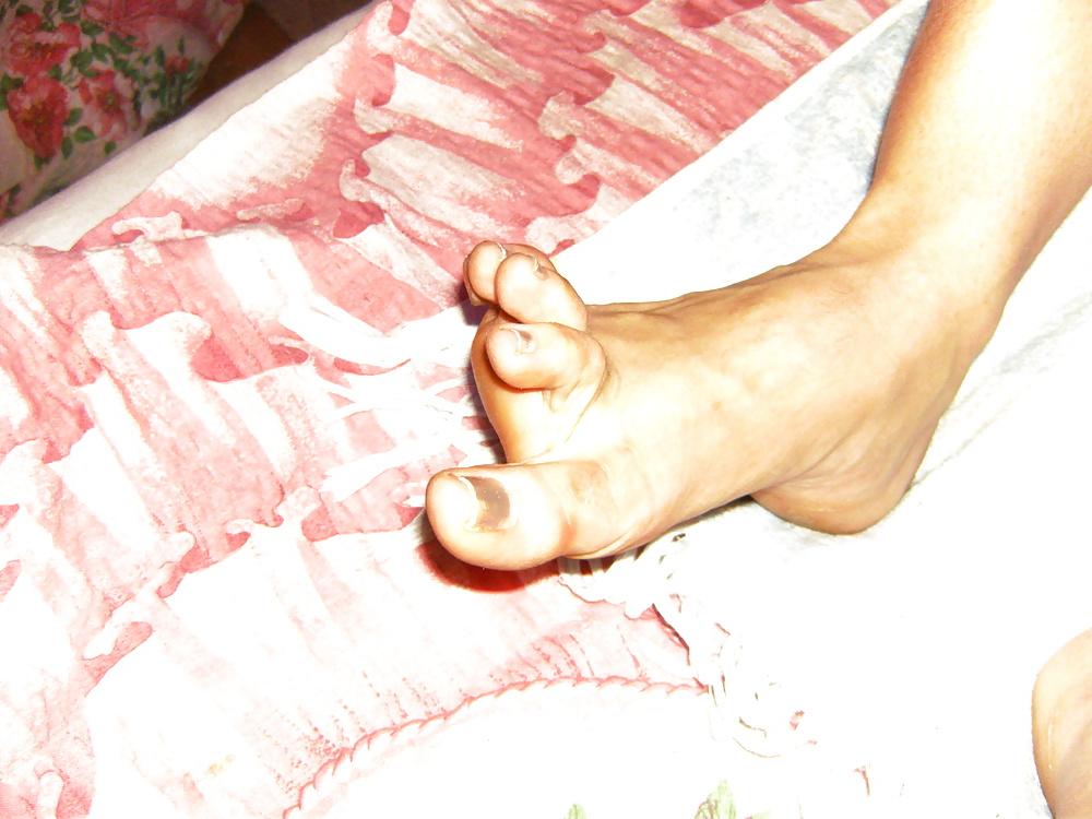 11P Marta 's Feet - Foot model spreads curls her flexible toes