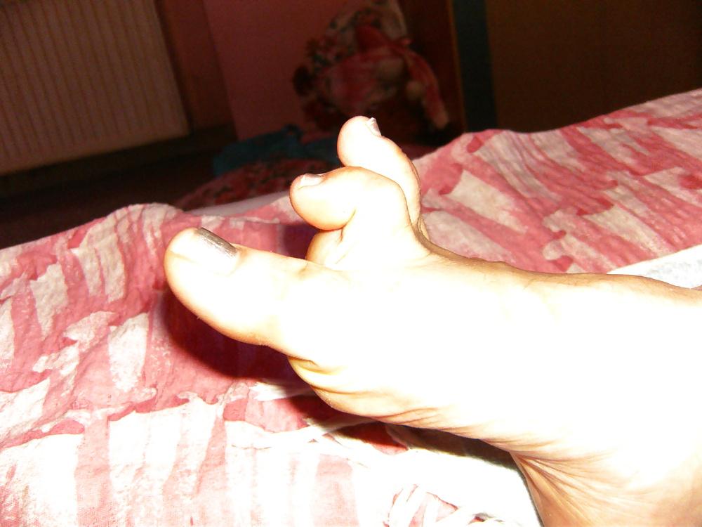 11P Marta 's Feet - Foot model spreads curls her flexible toes