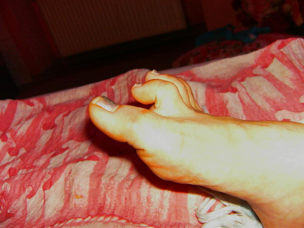 11P Marta 's Feet - Foot model spreads curls her flexible toes
