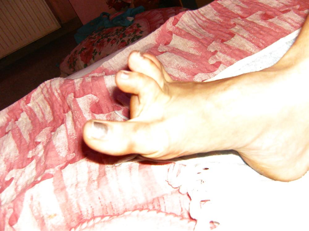 11P Marta 's Feet - Foot model spreads curls her flexible toes