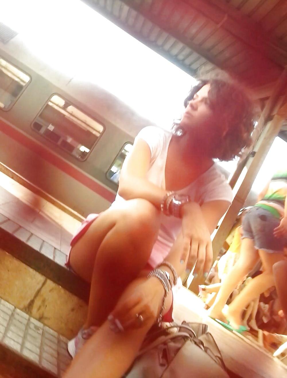 25P Spy sexy women festival train delivery romanian