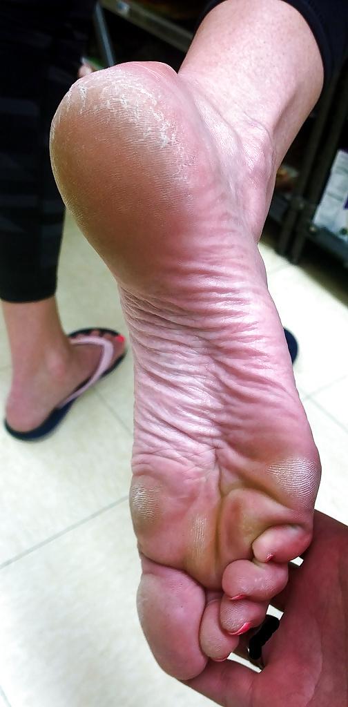 20P Granny's Foot Porn 