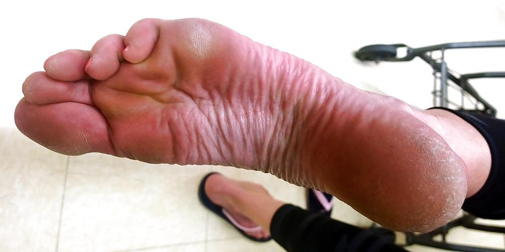20P Granny's Foot Porn 