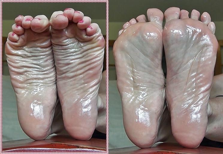 20P Granny's Foot Porn 
