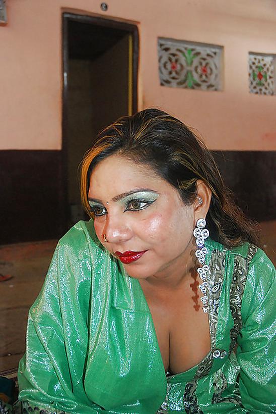 15P Paki horny milf 1