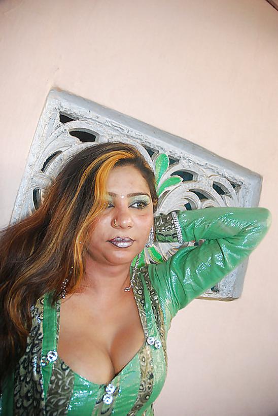 15P Paki horny milf 1