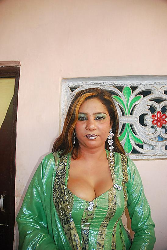 15P Paki horny milf 1