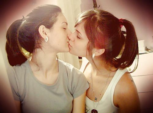 8P Beautiful girls kissing 2