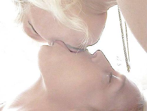 25P Kissing girls 01