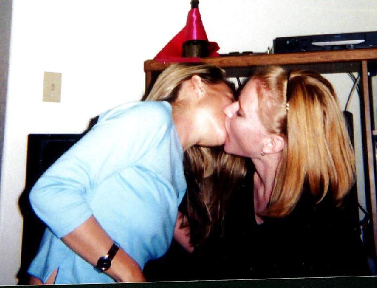 25P Kissing girls 03
