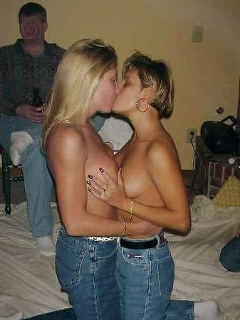 25P Kissing girls 03