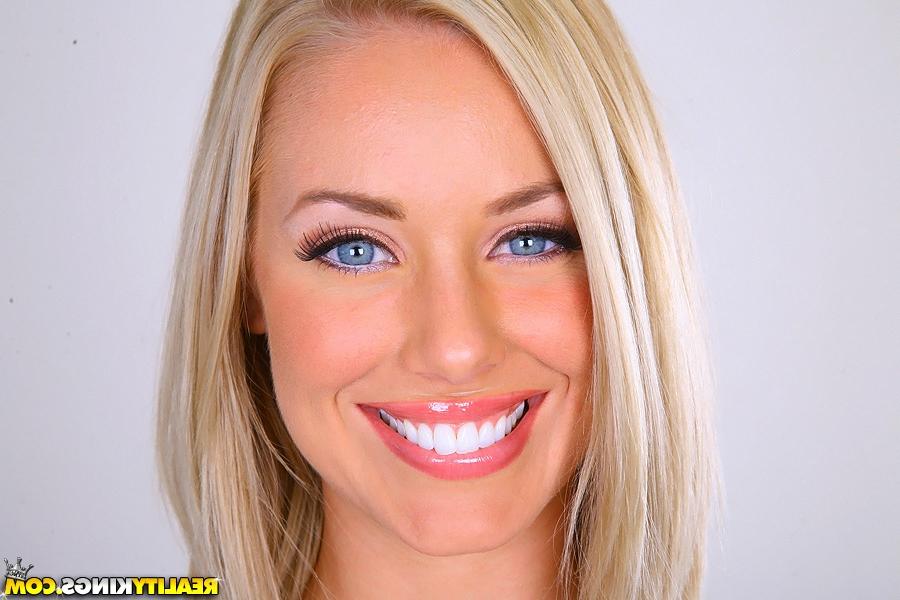 16P Horny babe Nicole Aniston is eager to show her tight ass in blue jeans