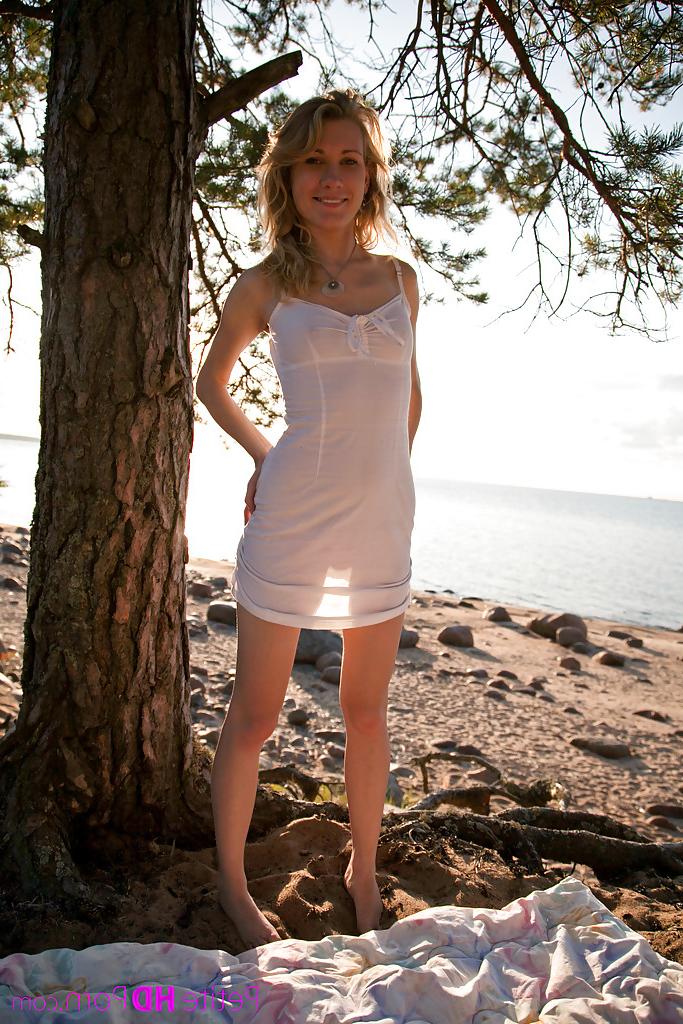 12P Elegant slim babe Mariana walks on the beach and does nude shoots