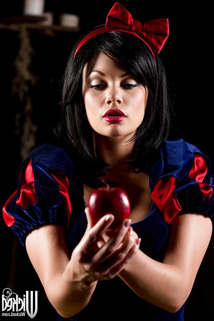16P Brunette babe Jessica is a cosplay milf with big tits and tight ass
