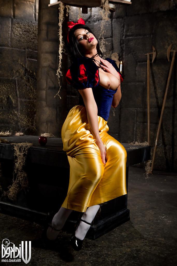 16P Brunette babe Jessica is a cosplay milf with big tits and tight ass