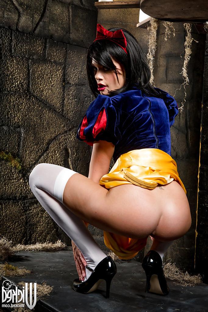 16P Brunette babe Jessica is a cosplay milf with big tits and tight ass