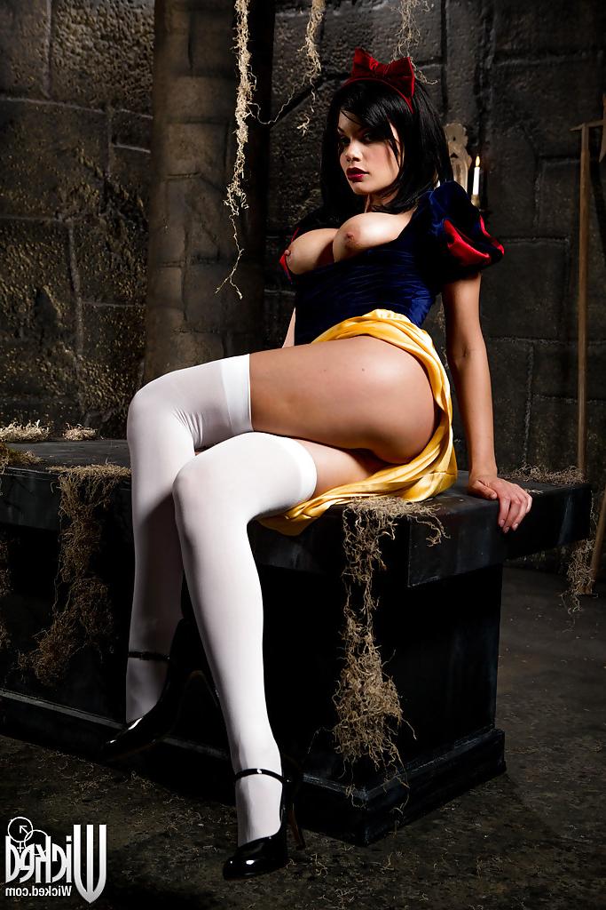 16P Brunette babe Jessica is a cosplay milf with big tits and tight ass