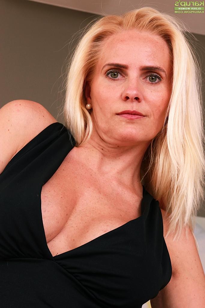 16P Over 40 Euro MILF Sevikova pulling down yoga pants to reveal ass cheeks