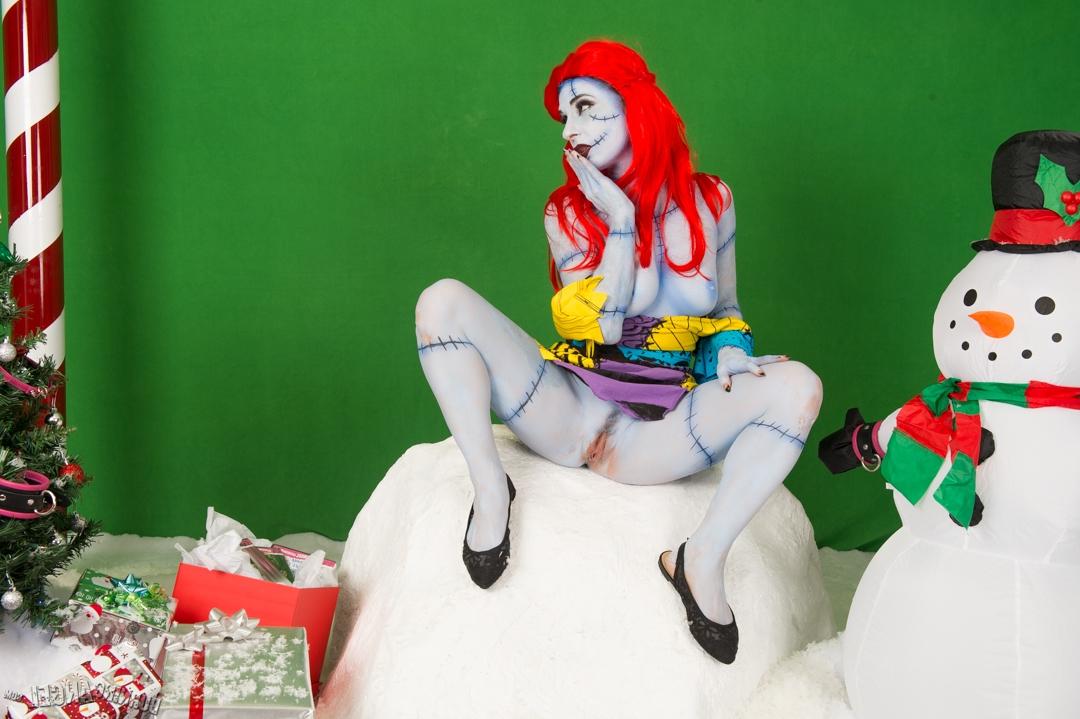 15P Redhead goth girl Joanna Angel spreads to bare naked ass in hot cosplay