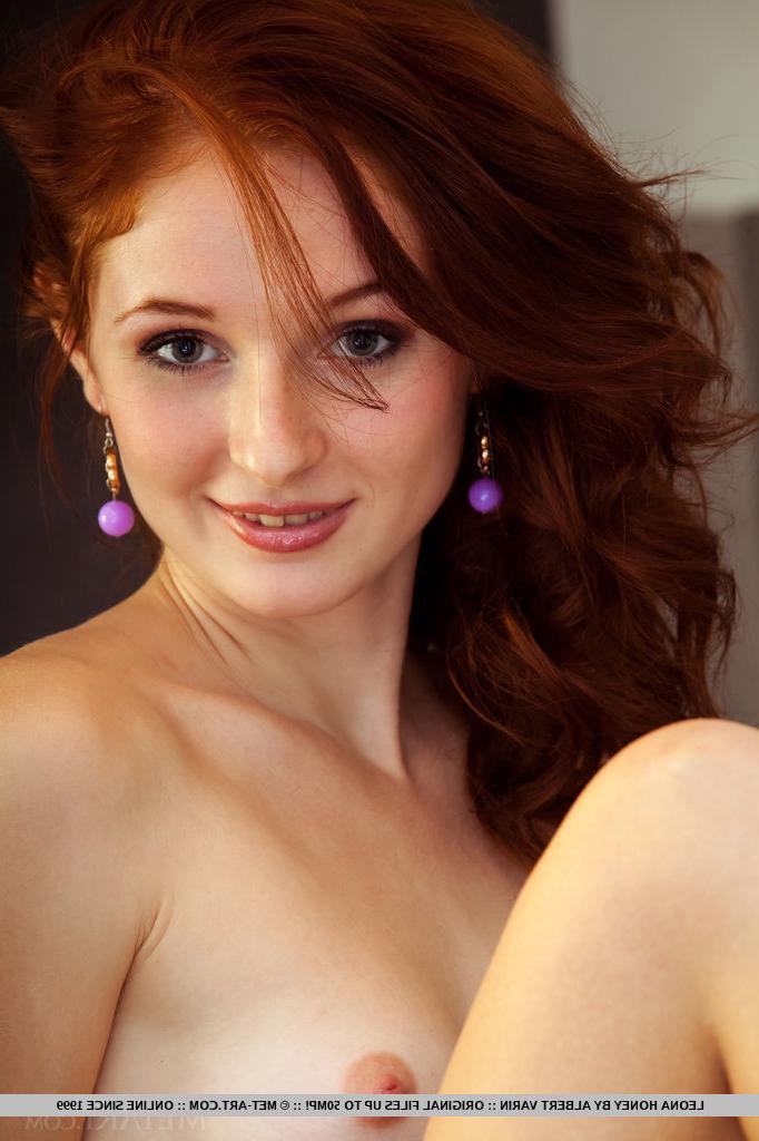 18P Redheaded teen babe Leona Honey baring nice ass and pussy for glam spread