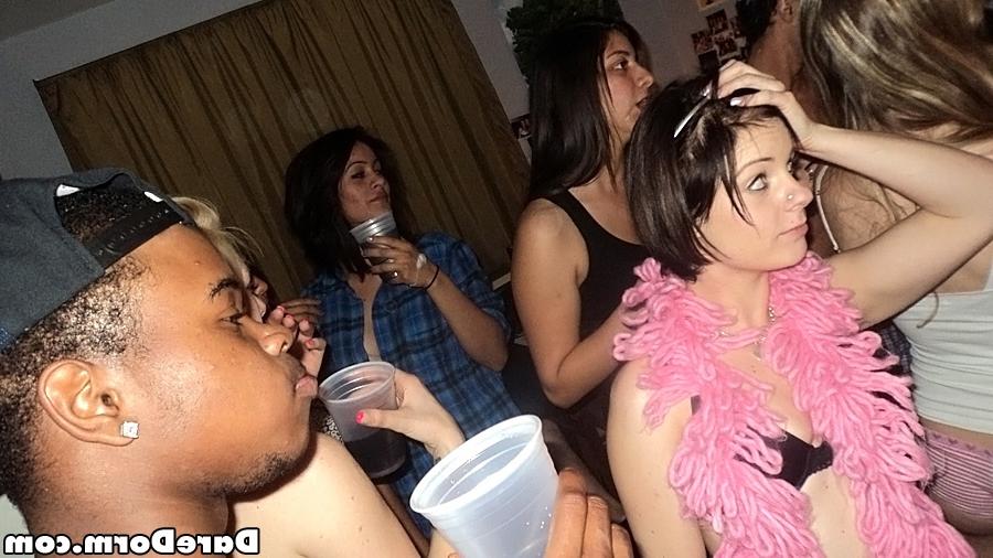16P Lascivious coeds take turns sucking a stiff cock at the drunk party