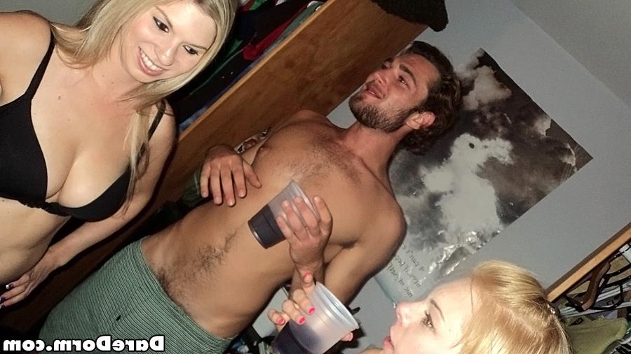16P Lascivious coeds take turns sucking a stiff cock at the drunk party