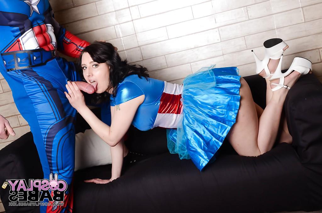16P Das Cosplay-Fetisch-Model Honesty Calliaro lässt sich von einem großen Schwanz hart ficken