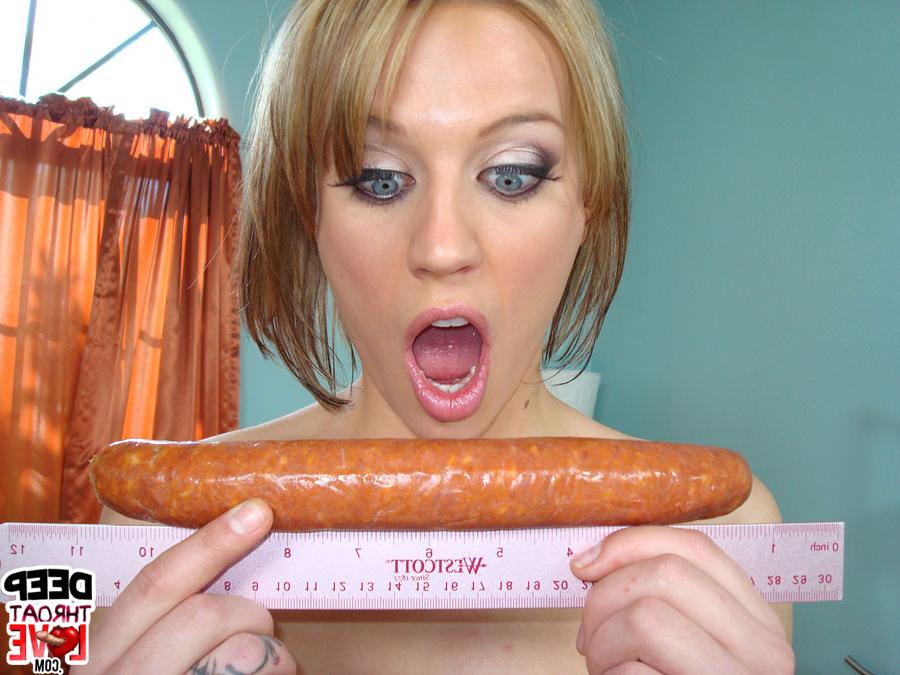 16P Pornstar babe Holly Wellin shows her deepthroat with toys