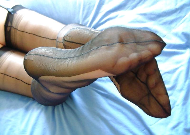 13P Seamed Footjob