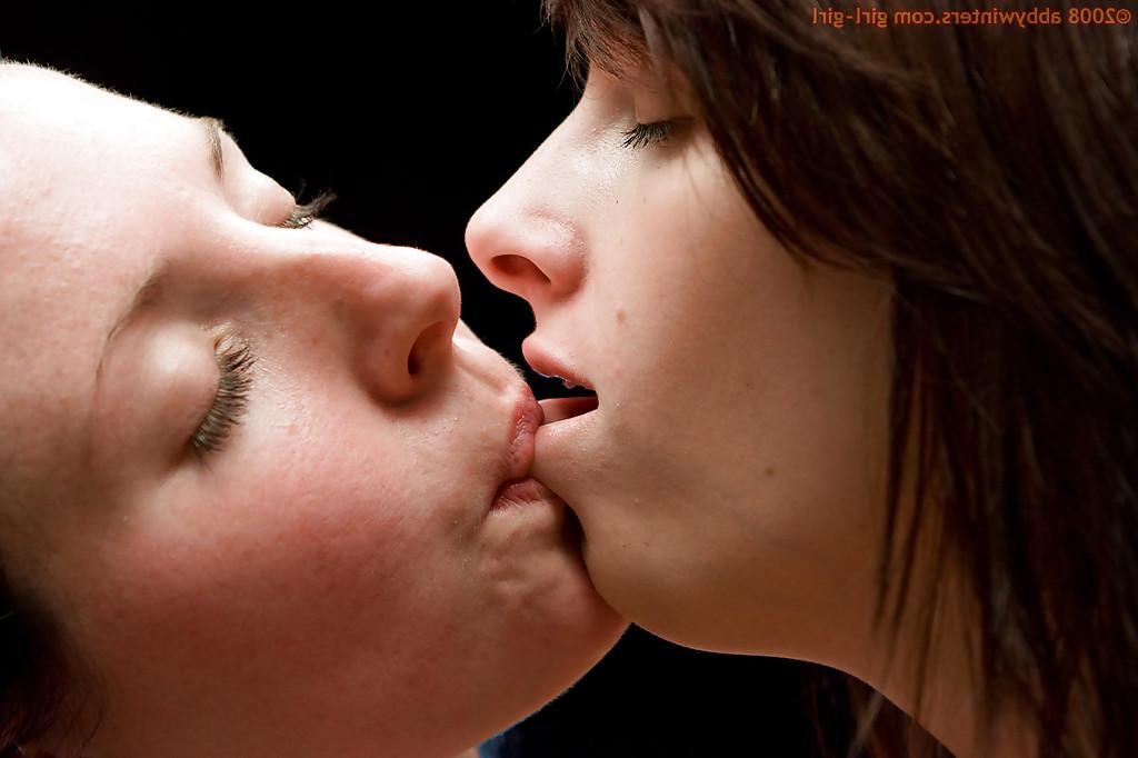16P Sexy chicks Angie and Shaminee use pierced tongues to lick pierced cunts