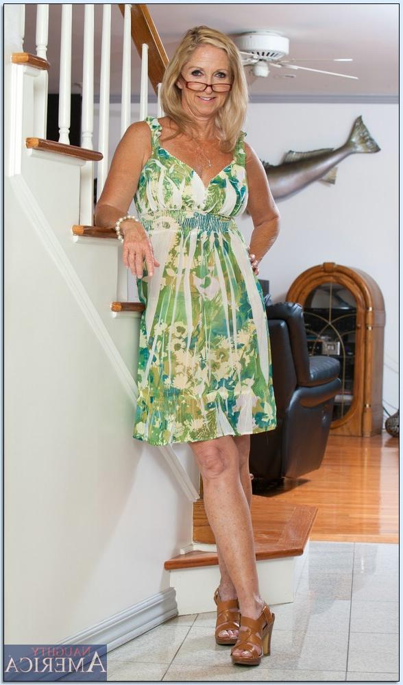 16P Wrinkled yet sexy and flexy granny Annabelle Brady stripping