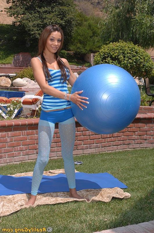 16P Sporty babe Priscilla Milan uncovering her flexy body outdoor